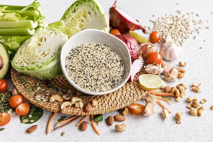 برای کاهش میل به شیرینی، از غذاهای سرشار از پروتئین مانند تخم‌مرغ، ماهی، گوشت و آووکادو استفاده کنید.